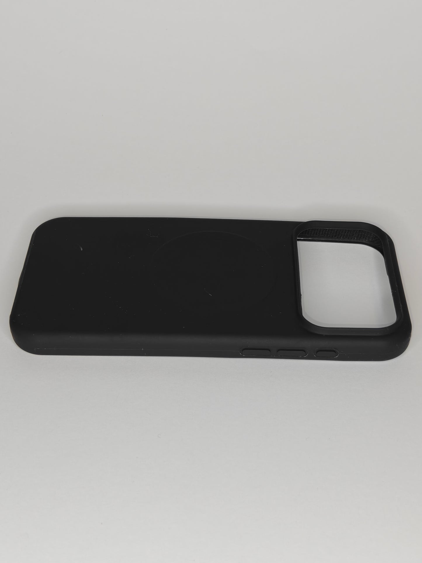 iPhone 17 Pro Max Juodas dėklas su Magsafe